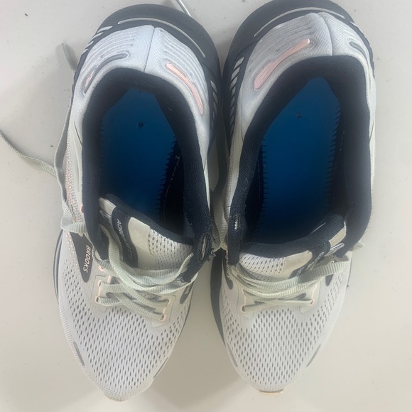 Brooks Adrenaline GTS 22 White and Black Athletic Shoes - Picture 12 of 12